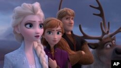 Gambar ini dirilis oleh Disney, menunjukkan Elsa dan Anna dalam sebuah adegan dari film animasi, "Frozen 2." (Foto: Disney via AP)