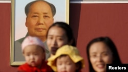 2015年11月2日北京天安門城樓上兩名婦女和她們的嬰兒在毛澤東肖像前合影