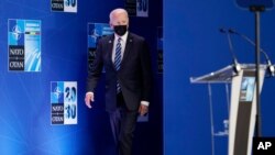 Predsjednik SAD Joe Biden dolazi na konferenciju za štampu tokom samita NATO, u sjedištu Alijanse u Briselu, 14. juni 2021.(Foto: AP Photo, Patrik Semanski)