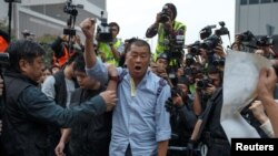 Jimmy Lai, dueño del Apple Daily News, vocea consignas antigubernamentales antes de ser arrestado por la policía de Hong Kong en diciembre de 2014. Este 28 de febrero de 2020 volvió a ser detenido.