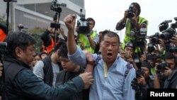 Jimmy Lai, dueño del Apple Daily News, vocea consignas antigubernamentales antes de ser arrestado por la policía de Hong Kong en diciembre de 2014. Este 28 de febrero de 2020 volvió a ser detenido.