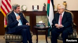 U.S. Secretary of State John Kerry, left, with Palestinian President Mahmoud Abbas, Amman, June 28, 2013.