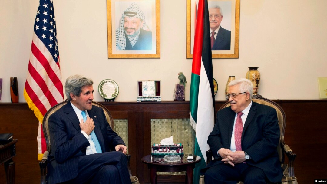 Menlu AS John Kerry (kiri) bertemu dengan Presiden Palestina Mahmoud Abbas di Amman, Yordania (28/6).