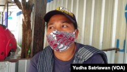 Fenomena buruh gendong di pasar-pasar tradisional di Solo dan banyak kota lain di Indonesia. (Foto: VOA/Yudha Satriawan)