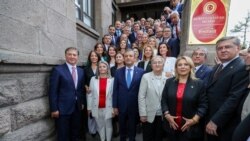 Serokê Partîya Yenî (Partîya Nû) Ozgur Ozel li Enqerê, bi 91 parlamenterên ku ji Partîya Komarî ya Gel (CHP) veqetyan û tevlî PartÎya Yenî bûne.