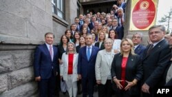 Serokê Partîya Yenî (Partîya Nû) Ozgur Ozel li Enqerê, bi 91 parlamenterên ku ji Partîya Komarî ya Gel (CHP) veqetyan û tevlî PartÎya Yenî bûne.
