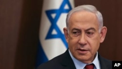 Perdana Menteri Israel Benjamin Netanyahu menghadiri rapat kabinet mingguan di kantor Perdana Menteri di Yerusalem, 10 Desember 2023. (Foto: via AP)