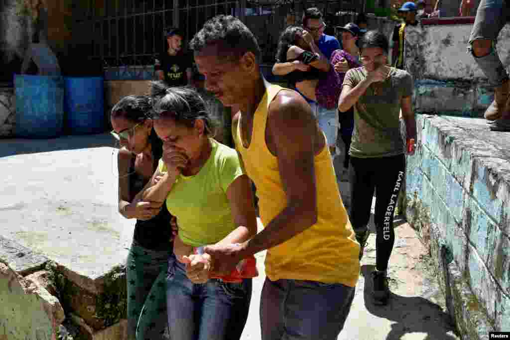 Los residentes entierran a sus familiares que murieron debido a las devastadoras inundaciones que arrasaron durante el fin de semana en Las Tejerias, Venezuela. REUTERS/Gaby Oraa