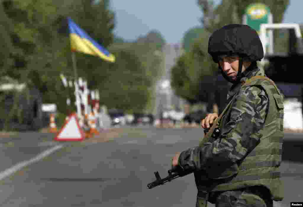Seorang tentara Ukraina menjaga jalan yang diblokir di bagian utara kota Slovyansk, Ukraina timur (13/5).&nbsp;(Reuters/Yannis Behrakis)