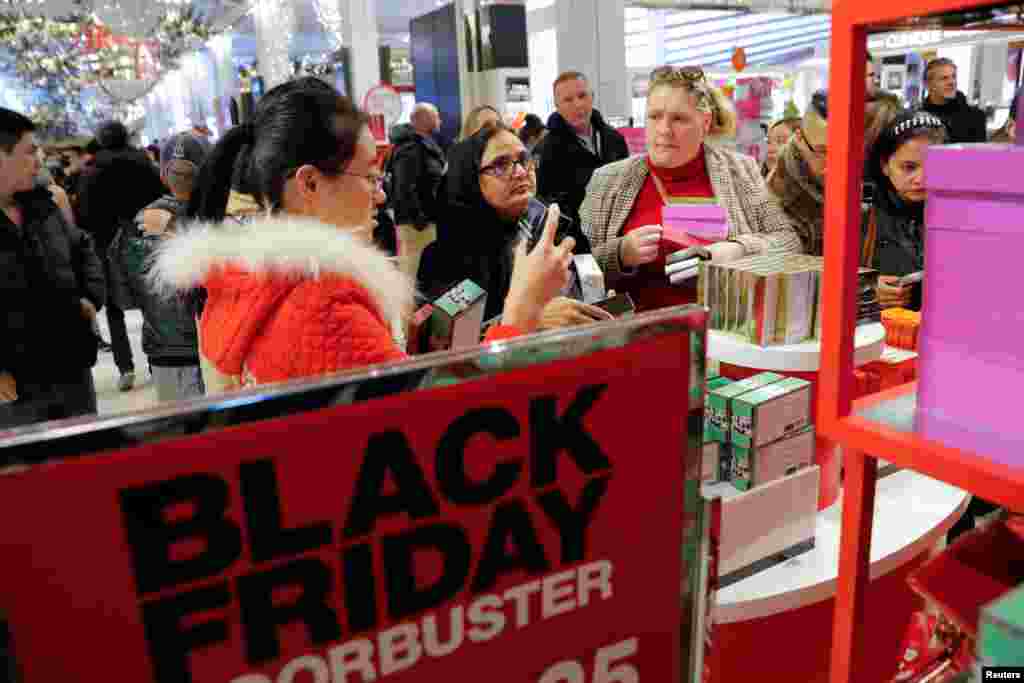New York Manhattan'da Macy's alışveriş merkezi Kara Cuma için sabahın erken saatlerinde kapılarını açtı. 