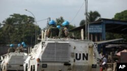 코트디부아르의 경제 수도 아비쟝 시내에서 유엔 평화유지군들이 장갑차를 탄 채 순찰을 돌고 있다.(자료사진)