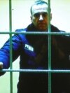 Arhivska fotografija na kojoj se vidi Aleksej Navalni dok učestvuje na suđenju putem video linka, 17. maja 2022. godine. 