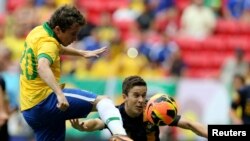 El brasileño Bernard (izquierda) reemplazará a Neymar ante Alemania.