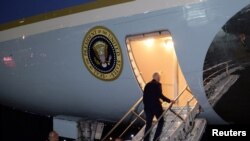 Presiden AS Joe Biden berangkat untuk lawatan pertamanya sebagai presiden ke Timur Tengah di mana ia akan mengunjungi Israel, Tepi Barat yang diduduki dan Arab Saudi, di Pangkalan Bersama Andrews, Maryland, AS, 12 Juli 2022. (Foto: REUTERS/Evelyn Hockstein )