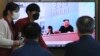 Građani u Seulu gledaju TV izveštaj o severnokorejskom lideru Kim Džong Unu, 2. maj 2020.