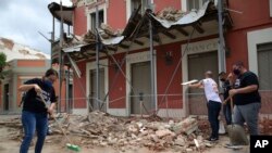El Servicio Geológico de Estados Unidos precisó que el terremoto tuvo su epicentro a una profundidad de nueve kilómetros (5,6 millas) cerca de la ciudad de Ponce y los pueblos costeros de Guánica y Guayanilla.
