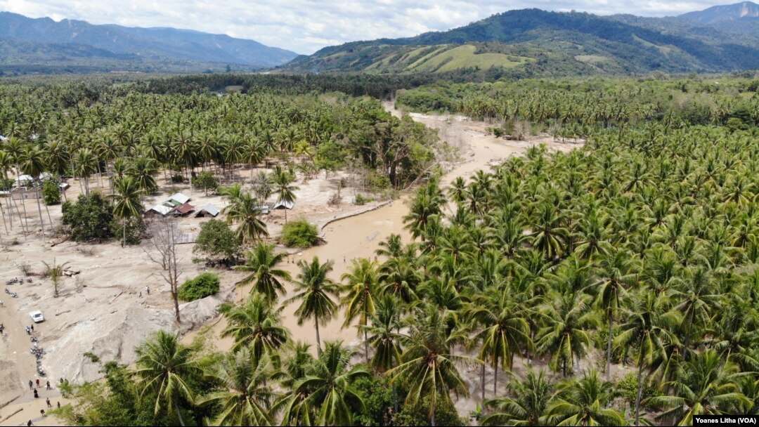 Foto Udara memperlihatkan wilayah aliran sungai yang sudah kembali surut, setelah sempat meluap menyebabkan banjir bandang. Sementara itu rumah-rumah disekitar aliran sungai tertimbun pasir bercampur material tanah dari lumpur yang sudah mengering, 1 Mei
