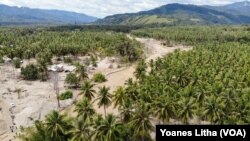 Foto Udara memperlihatkan wilayah aliran sungai yang sudah kembali surut, setelah sempat meluap menyebabkan banjir bandang. Sementara itu rumah-rumah disekitar aliran sungai tertimbun pasir bercampur material tanah dari lumpur yang sudah mengering, 1 Mei