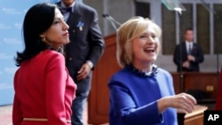 Huma Abedin, izquierda, junto a Hillary Clinton en Abril de 2015. Abedin puede declarar bajo juramento sobre los emails de su jefe, según dictaminó un juez.