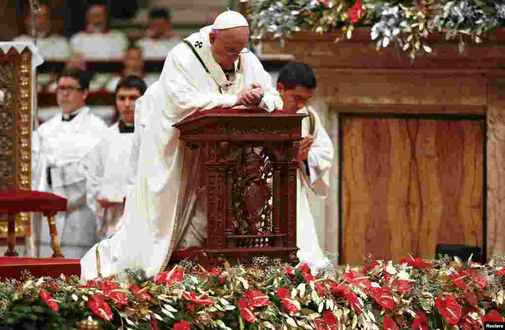 Paparoma Francis ya durkusa a lokacin da yake jagorancin taron addu'ar jajiberen Kirsimeti a babbar majami'ar fadar Vatican ta Saint Peter's Basilica