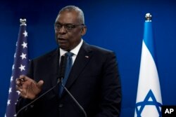 Menteri Pertahanan AS Lloyd Austin membuat pernyataan bersama dengan Menteri Pertahanan Israel Yoav Gallant, usai pertemuan mereka tentang operasi militer Israel di Gaza, di Tel Aviv, Israel. (Foto: AP)