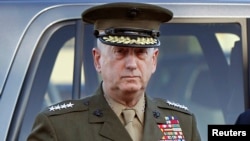 미국 차기 국방장관으로 내정된 제임스 메티스 전 사령관은 해병대 사병으로 군 생활을 시작해 4성 장군까지 오르면서, 합동군사령관, 중부사령관 등으로 재직했다. 합동군사령관 재직 시절인 지난 2010년 3월 모습 . (자료사진)