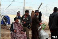 Makeshift barbershops dot the many camps in the region surrounding Mosul. Refugees say most people shave their IS-style beards and change their hairstyles as soon as possible after they escape, at the Khazir camp in Kurdish Iraq, Dec. 13, 2016. (H. Murdock/VOA)