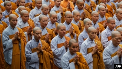 Các nhà sư cầu nguyện cho ông Trần Đại Quang ở TP HCM hôm 23/9.