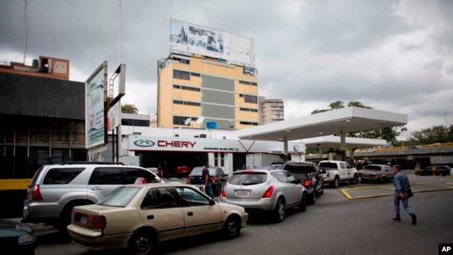 Los residentes de la capital venezolana despertaron con largas filas de autos en las gasolineras en medio de rumores de que los suministros de combustible están bajos.