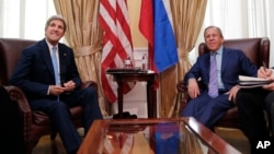 Ngoại trưởng Mỹ John Kerry (trái) gặp Ngoại trưởng Nga Sergei Lavrov tại Vienna, ngày 30/6/2015. Việc Nga tăng cường hiện diện quân sự ở Syria đang gây lo ngại cho các giới chức quốc phòng Mỹ.