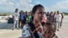 Warga yang luka-luka akibat gempa dan tsunami menunggu untuk dievakuasi dengan pesawat di Palu, Sulawesi Tengah, 30 September 2018. (Antara Foto/Muhammad Adimaja via REUTERS)