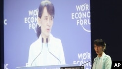 Bà Suu Kyi đọc diễn văn tại Diễn đàn Kinh tế Thế giới ở thủ đô Bangkok, Thái Lan hôm 1/6/12