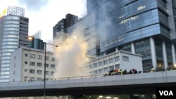 8月31日下午香港警方在灣仔警察總部側門連環發射催淚彈，引發濃烈的白煙。(攝影: 美國之音湯惠芸）
