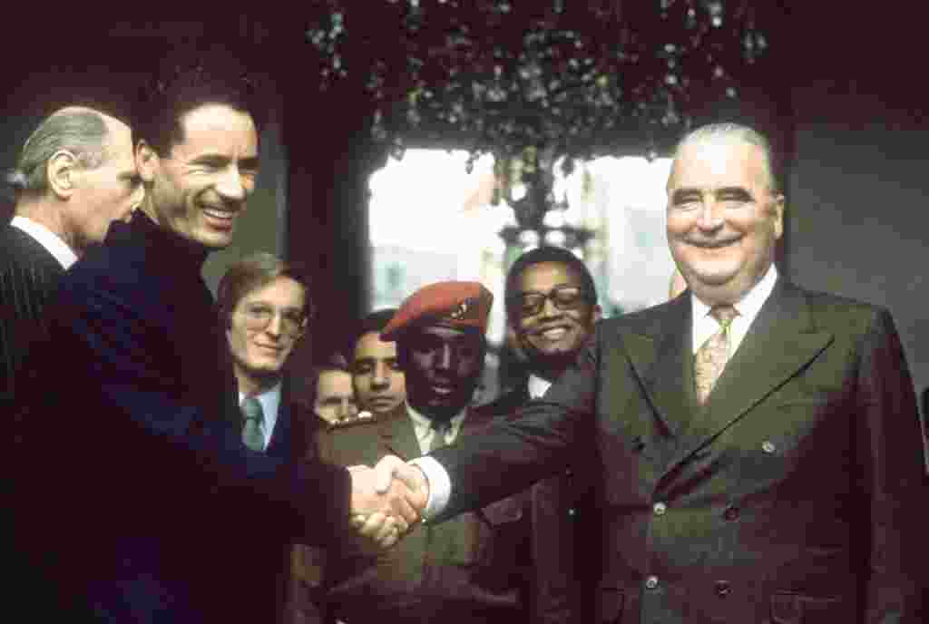 En noviembre de 1973, el ex líder libio Moammar Gadhafi (izquierda) se reúne con el presidente de Francia, Georges Pompidow.