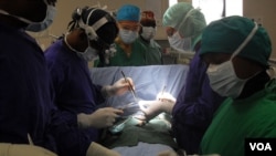 Hirurzi centru za negu srca Sent Elizabet operišu pacijenta u Kamerunu 
