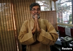 Khôi nguyên giải Hòa bình 2014, nhà hoạt động Kailash Satyarthi nói chuyện với báo chí ở New Delhi 10/10/2014.