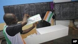 Election officials start counting ballots in first round of presidential elections in Abidjan, Ivory Coast, 31 Oct. 2010.