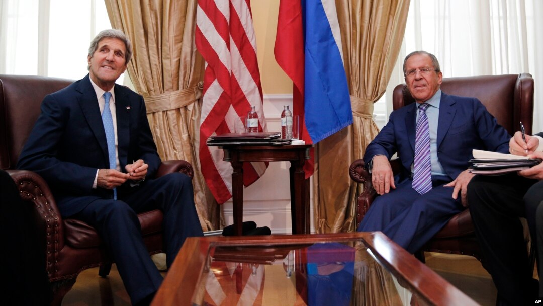 Ngoại trưởng Mỹ John Kerry (trái) gặp Ngoại trưởng Nga Sergei Lavrov tại Vienna, ngày 30/6/2015. Việc Nga tăng cường hiện diện quân sự ở Syria đang gây lo ngại cho các giới chức quốc phòng Mỹ.