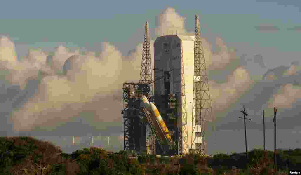 Une vue de la fusée United Launch Alliance Delta IV Heavy en préparation pour le premier essai en vol du nouveau satellite Orion de la NASA à la station de Cap Canaveral Air Force, en Floride Octobre 1, 2014. 