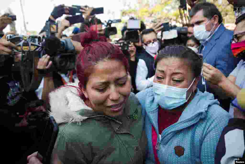 Familiares de las v&#237;ctimas llegan devastados al sitio donde cayeron vagones del Metro luego de que un tramo de la L&#237;nea 12 colapsara.