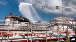 Последствия пожара нефтебазе в Тамани  3 мая 2023 г. (фото AP)