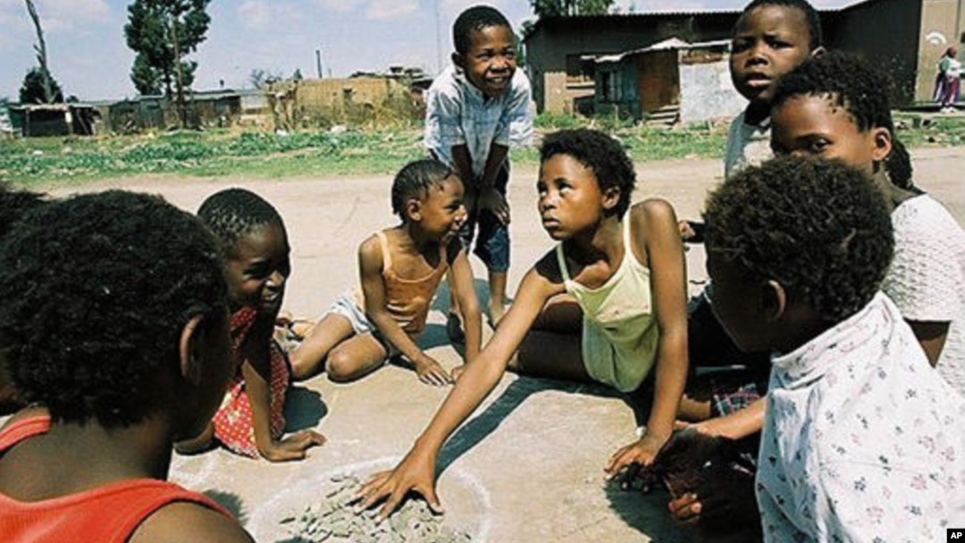 Anak-anak Afrika bermain di sebuah lapangan (foto: dok). Anak-anak yang bermain di luar rumah dengan lingkungan kotor rentan terjangkiti wabah diare.