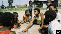 Anak-anak Afrika bermain di sebuah lapangan (foto: dok). Anak-anak yang bermain di luar rumah dengan lingkungan kotor rentan terjangkiti wabah diare.