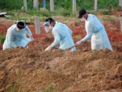 El estado de Pernambuco reportó el jueves pasado 1,351 nuevos infectados y 91 muertes en 24 horas. Se crearon más de 500 tumbas en el cementerio Parque das Flores, en el distrito Curado de Recife.