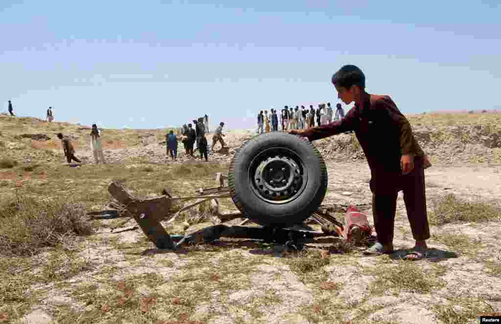 Kəndli bombanın yerləşdirildiyi yerə baxır