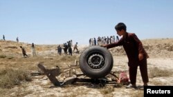 Seorang warga Afghanistan berdiri di dekat lokasi ledakan bom di provinsi Laghman (3/6). Sebuah bom baru-baru ini dilaporkan meledak di Afghanistan Barat, menewaskan ayah dan tiga anaknya.