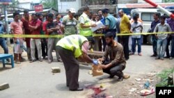 12일 방글라데시 실헷 시에서 이슬람을 비판한 블로거, 아난타 비조이 다스 씨가 살해된 현장을 경찰이 수색하고 있다.