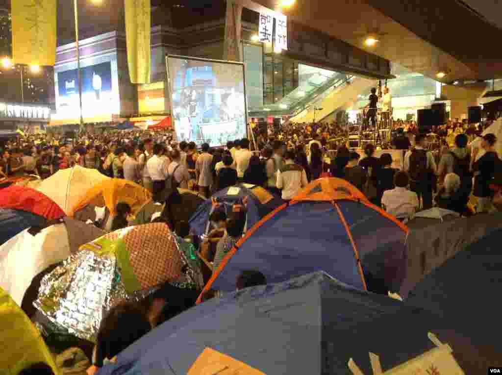 數以千計的學生和市民在金鐘雨傘廣場聲援學聯代表 (美國之音圖片/海彥拍攝) 