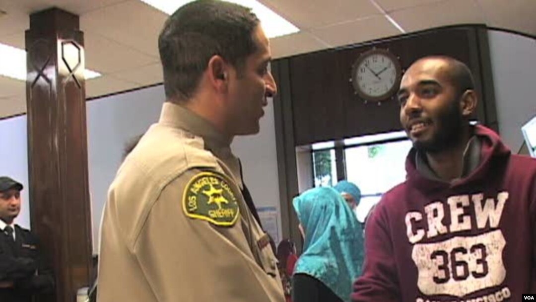 Sherif Morsi yang beragama Islam (kiri) adalah Wakil Kepala Polisi Los Angeles berusaha merangkul komunitas muslim.