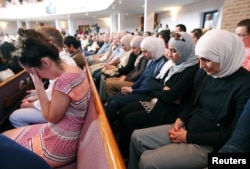 Chattanooga’da yaşanan olayın ardından dün (Cuma) gece düzenlenen anma törenine bin kişi katıldı. Olivet Baptist kilisesinde düzenlenen törene bölgedeki Müslüman cemaatinin liderleri de katıldı ve ön sırada yer aldı.